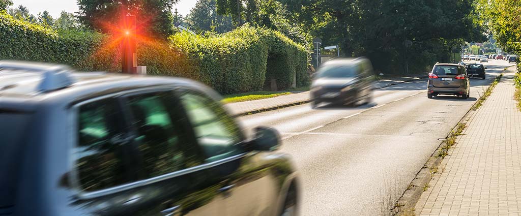 Auto wird wegen Geschwindigkeitsüberschreitung geblitzt