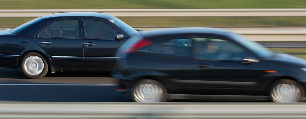 Autofahrer schneidet anderen Fahrer