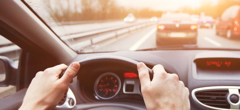 Langsamer Autofahrer auf Autobahn