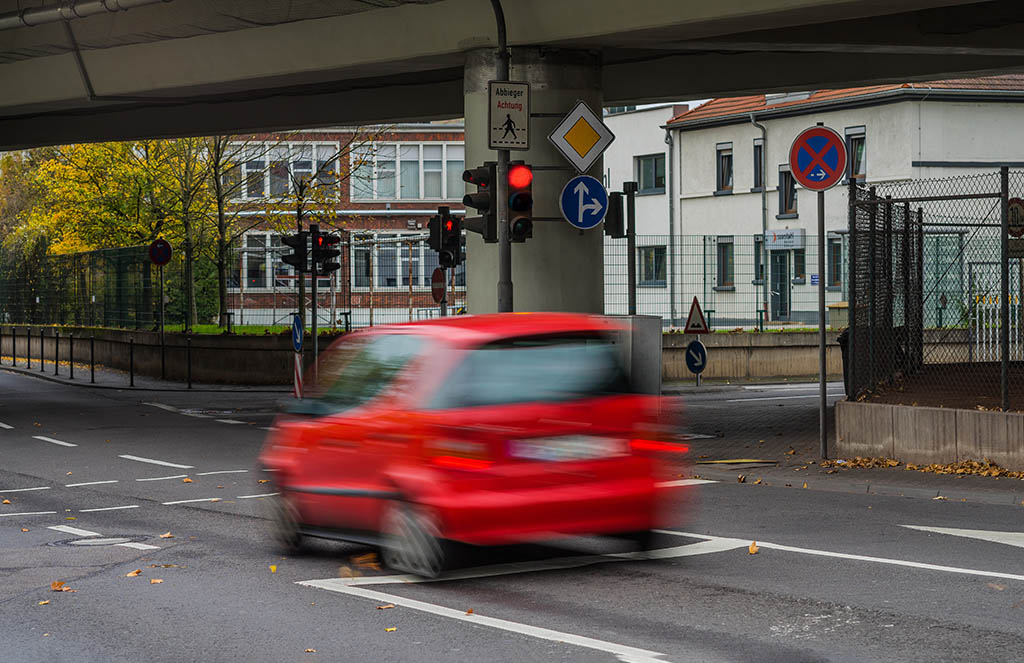 Auto fährt über rot