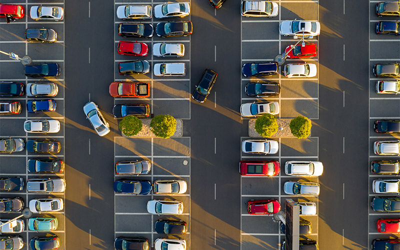 Autos auf Parkpaltz als Symbol für Verkehrsregeln auf Parkplätzen und und im Parkhaus