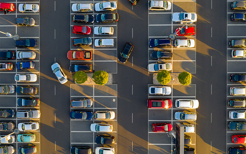 Autos auf Parkpaltz als Symbol für Verkehrsregeln auf Parkplätzen und und im Parkhaus