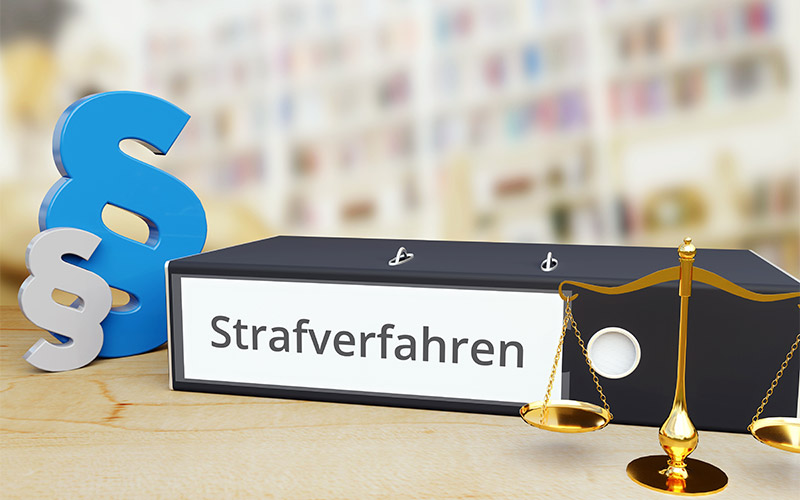 Ordner und Waage auf Schreibtisch als Symbol für den Ablauf eine Strafverfahren