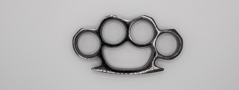 Silberner Schlagring, hingelegt. Isoliert auf weißem Hintergrund