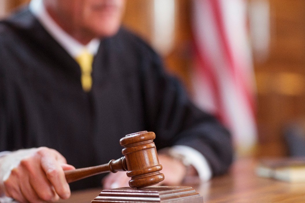 Richter schlägt den Hammer im Gericht