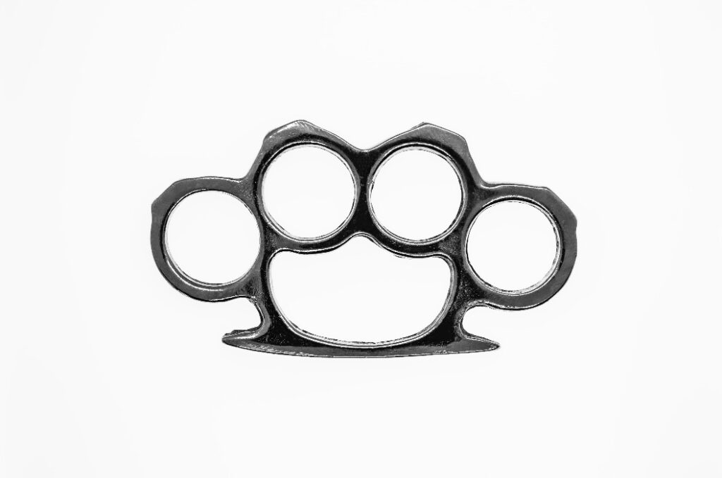 Silberner Schlagring auf weißem Hintergrund, Draufsicht, isoliert