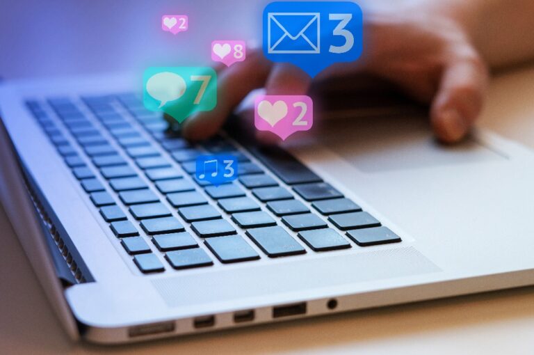 Ein Mann nutzt einen Laptop mit schwarzen Tasten, soziale Medien und soziale Netzwerke. Marketingkonzept